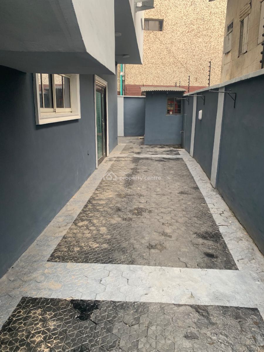 Well Maintained 2 Bedrooms, Fadeyi, Shomolu, Lagos, Flat / Apartment for Rent