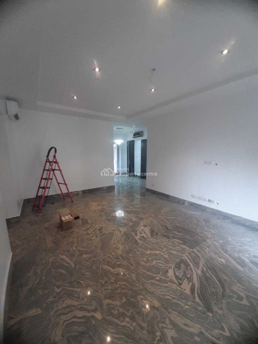 Serviced 2 Bedroom En-suite Flat with Fitted Kitchen, Cooker, Heat Ext, Lekki Phase 1, Lekki, Lagos, Flat / Apartment for Rent