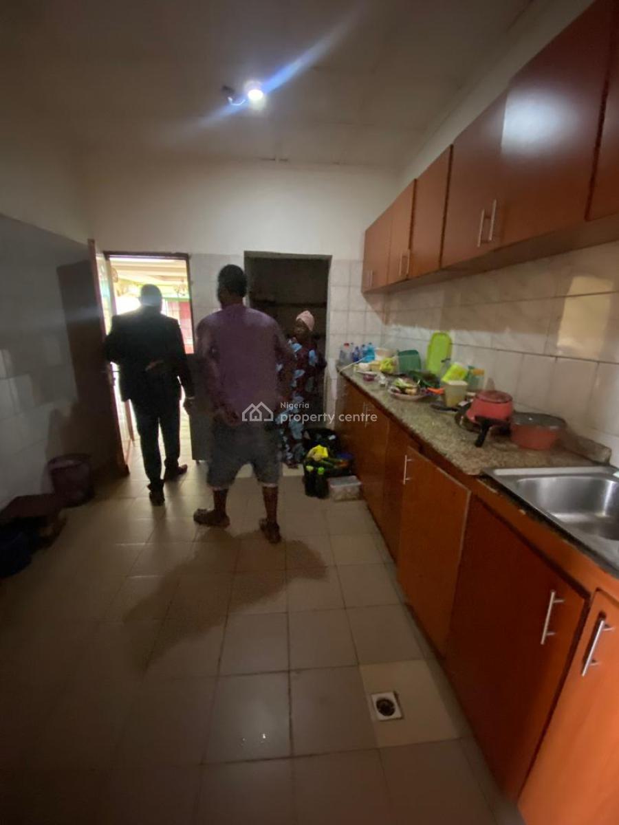 Spacious 3 Bedroom Flat, Around Old Cbn, Garki, Abuja, Flat / Apartment for Rent