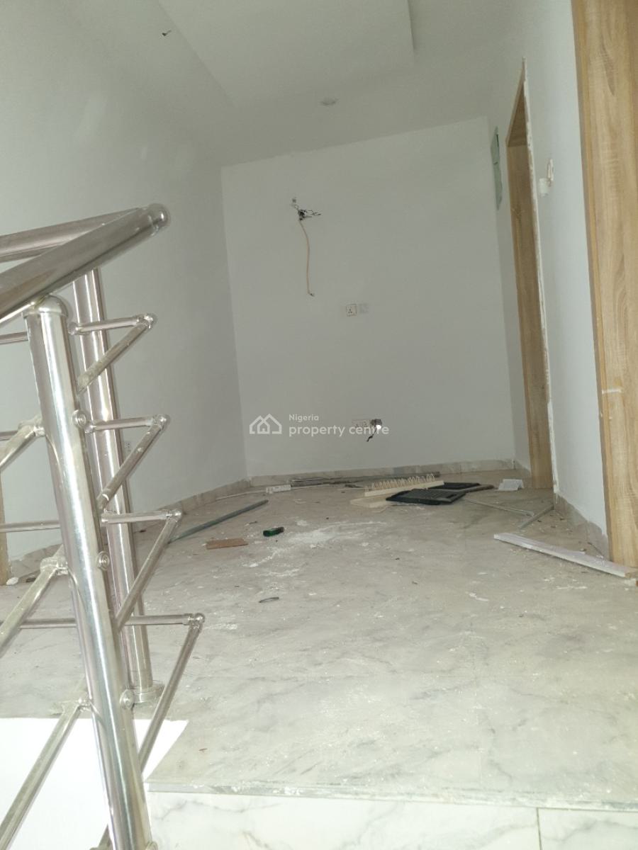 Spacious Service 3 Bedroom Masonette with Bq, Ologolo, Lekki, Lagos, Flat / Apartment for Rent