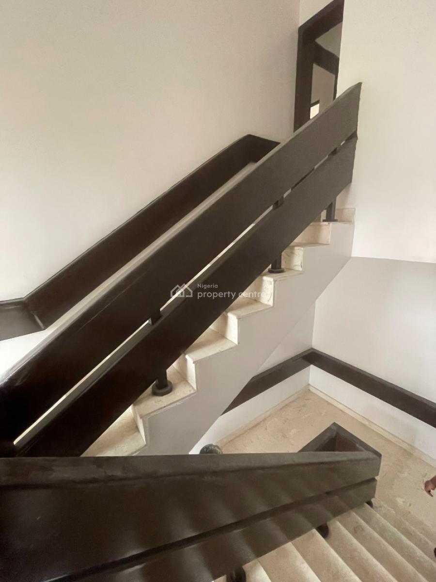 Well Maintained 2 Bedroom Apartment, Lekki Phase 1, Lekki, Lagos, Flat / Apartment for Rent