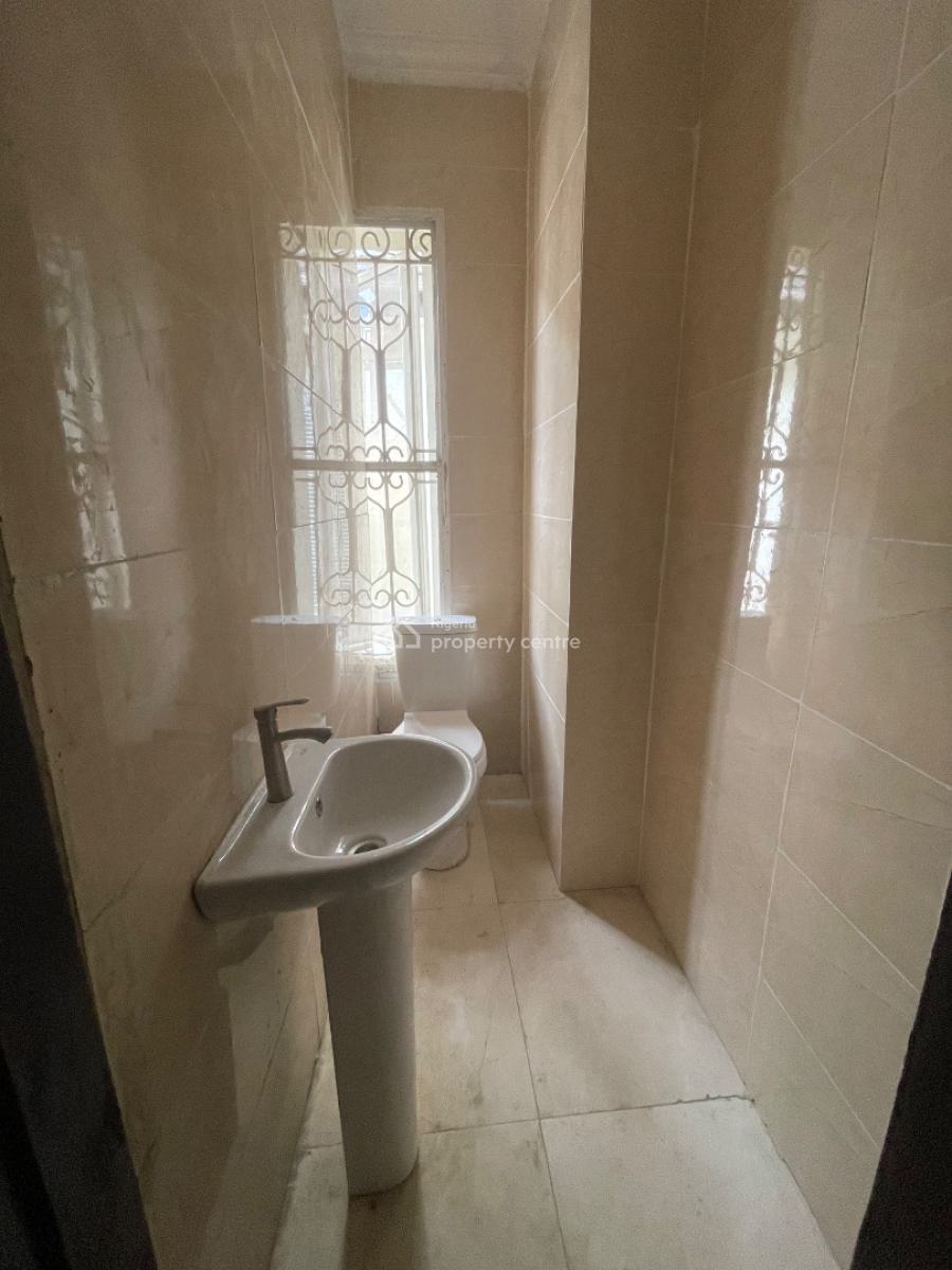 Well Maintained 2 Bedroom Apartment, Lekki Phase 1, Lekki, Lagos, Flat / Apartment for Rent