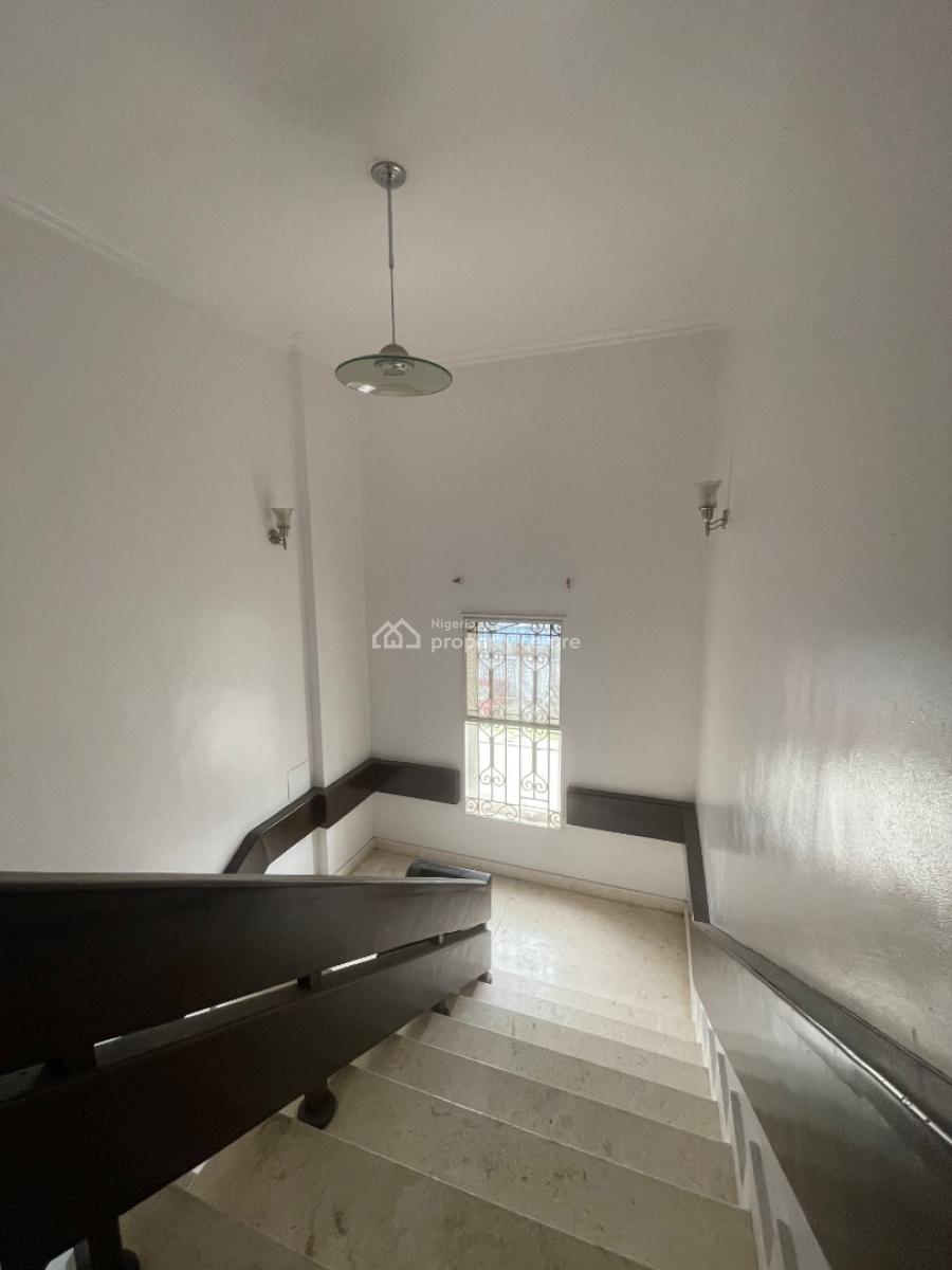 Well Maintained 2 Bedroom Apartment, Lekki Phase 1, Lekki, Lagos, Flat / Apartment for Rent