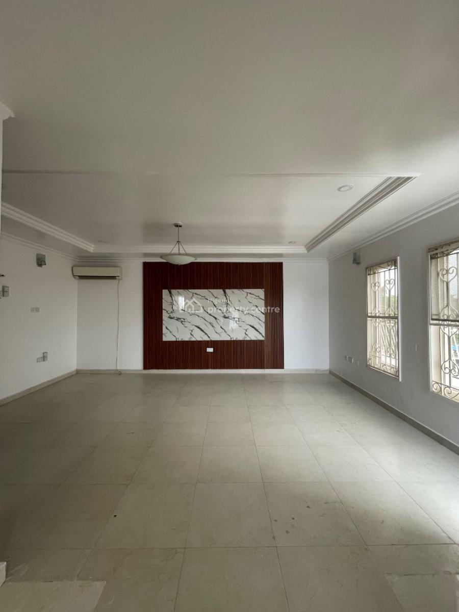 Well Maintained 2 Bedroom Apartment, Lekki Phase 1, Lekki, Lagos, Flat / Apartment for Rent