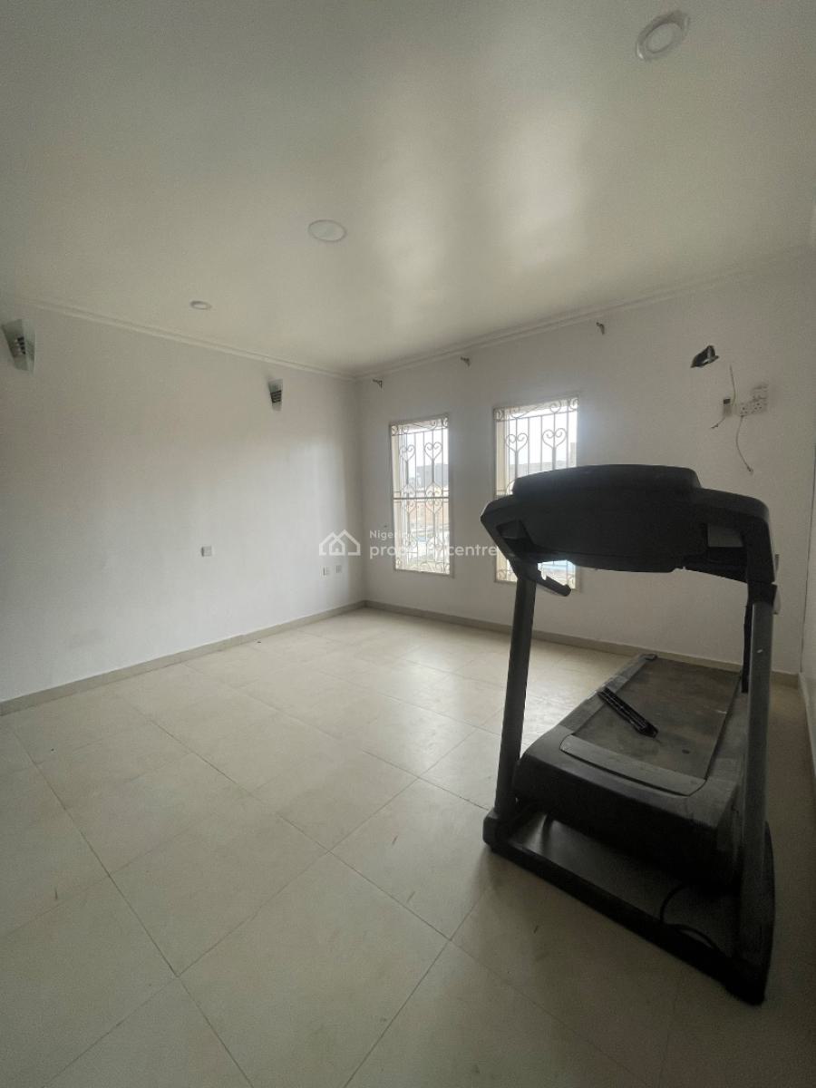 Well Maintained 2 Bedroom Apartment, Lekki Phase 1, Lekki, Lagos, Flat / Apartment for Rent