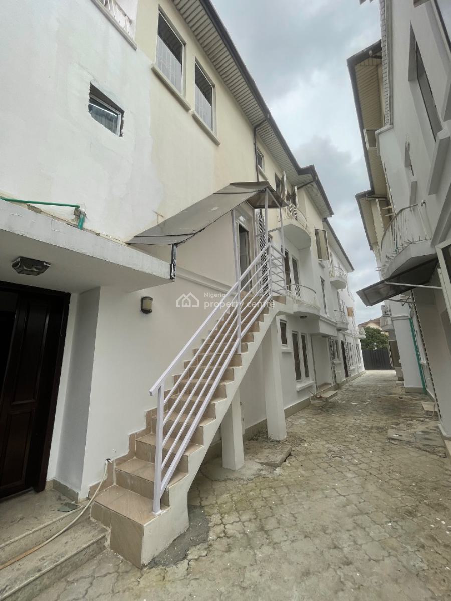 Well Maintained 2 Bedroom Apartment, Lekki Phase 1, Lekki, Lagos, Flat / Apartment for Rent
