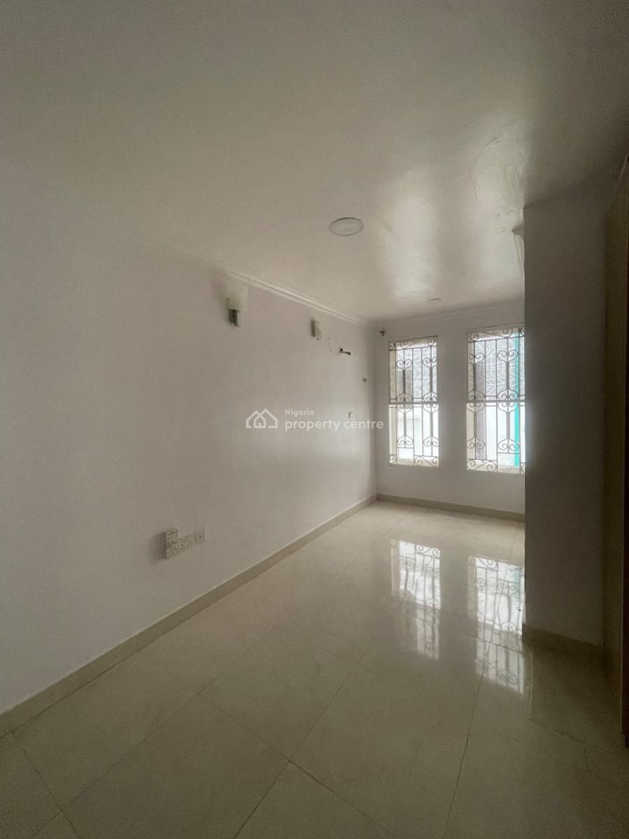 Well Maintained 2 Bedroom Apartment, Lekki Phase 1, Lekki, Lagos, Flat / Apartment for Rent