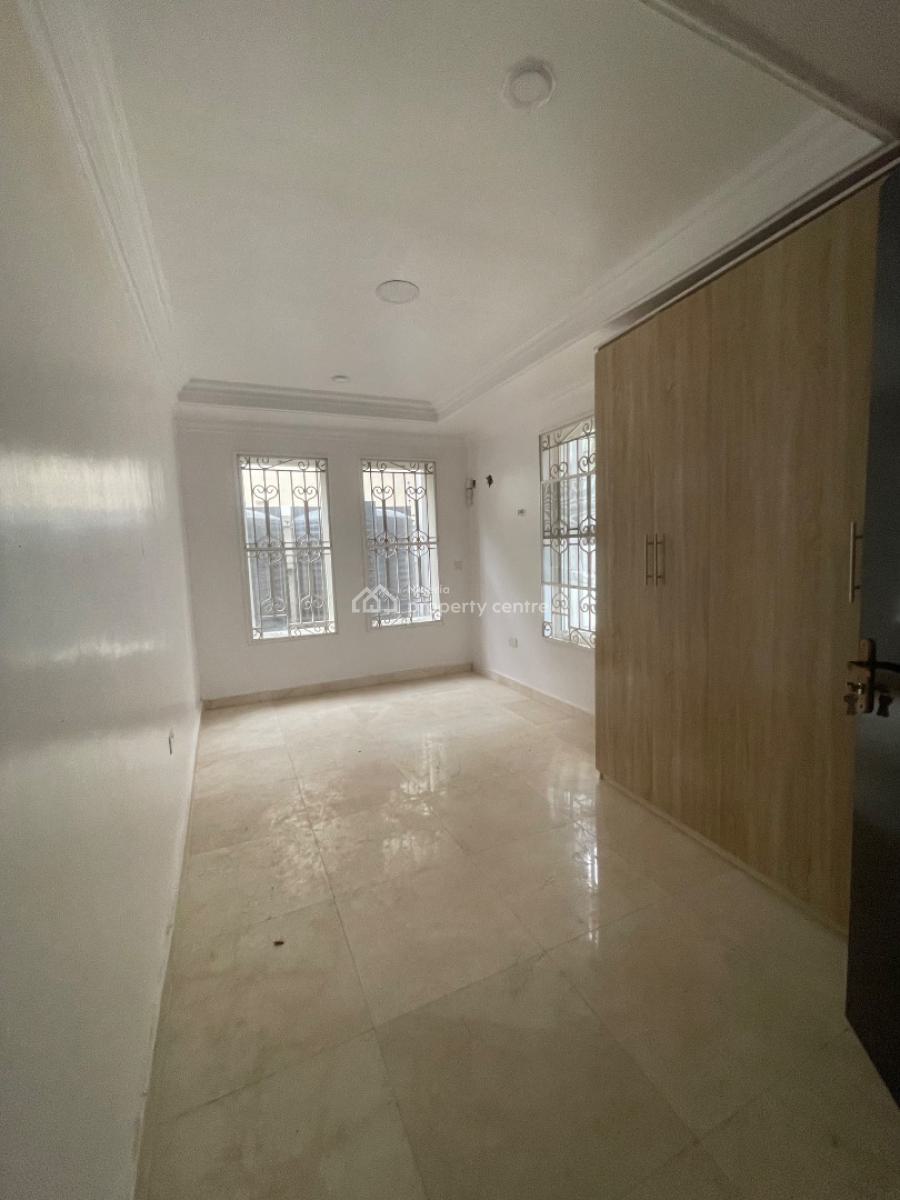 Well Maintained 2 Bedroom Apartment, Lekki Phase 1, Lekki, Lagos, Flat / Apartment for Rent