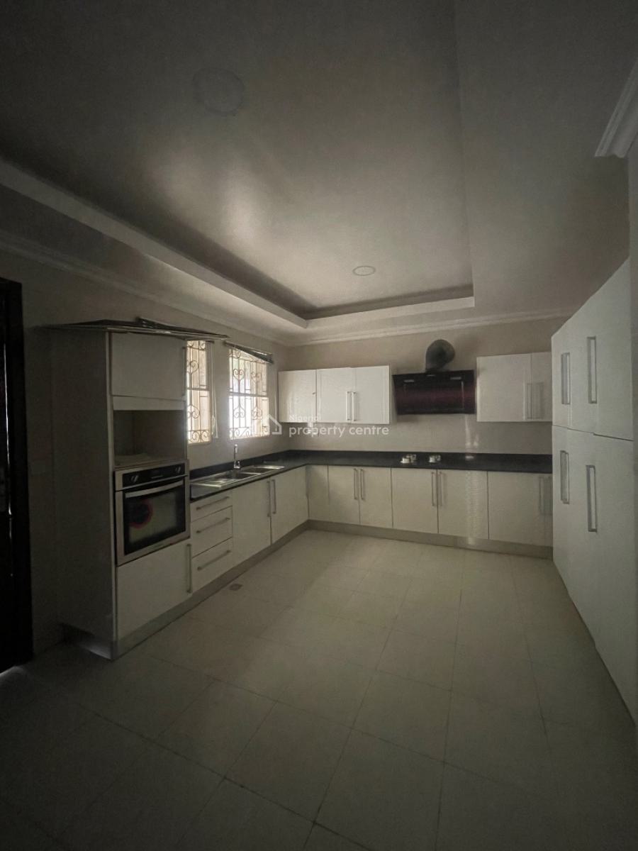 Well Maintained 2 Bedroom Apartment, Lekki Phase 1, Lekki, Lagos, Flat / Apartment for Rent