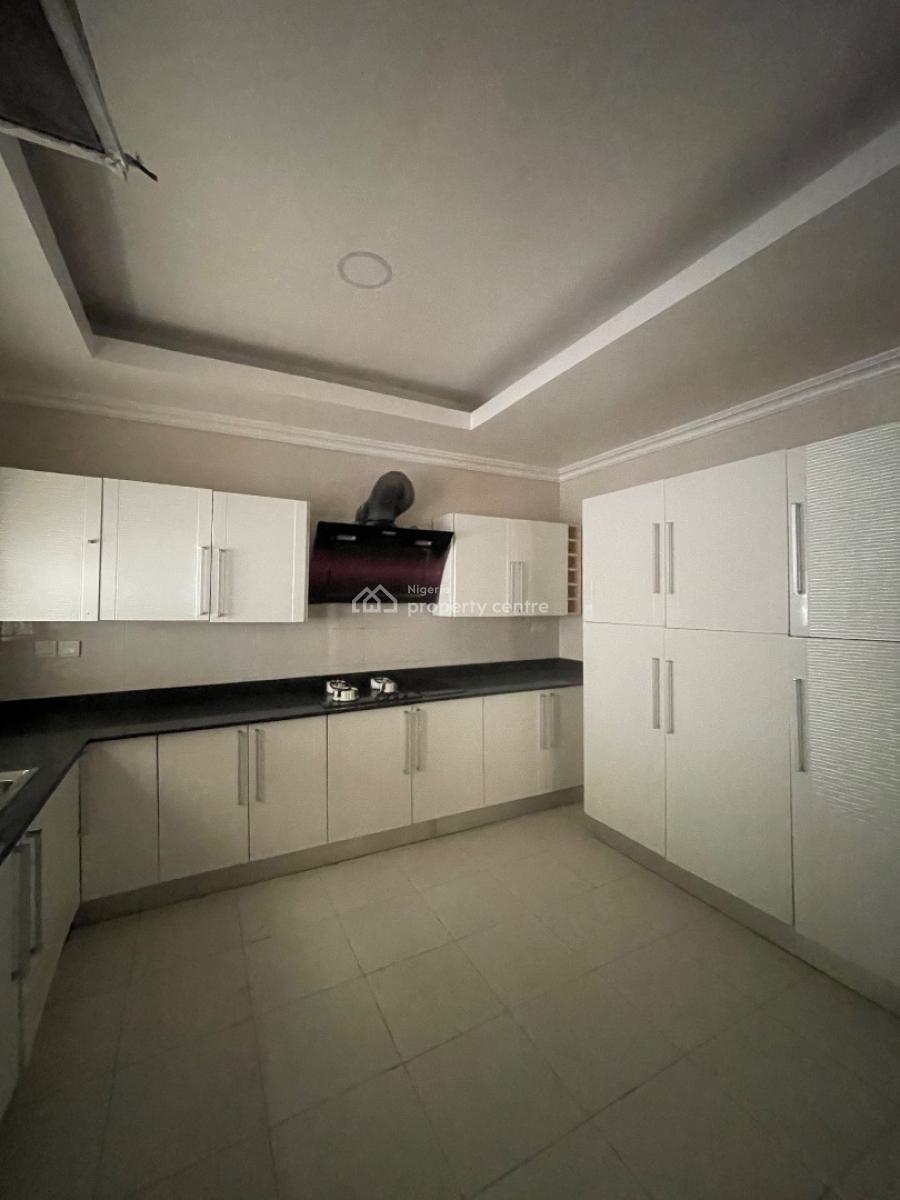 Well Maintained 2 Bedroom Apartment, Lekki Phase 1, Lekki, Lagos, Flat / Apartment for Rent