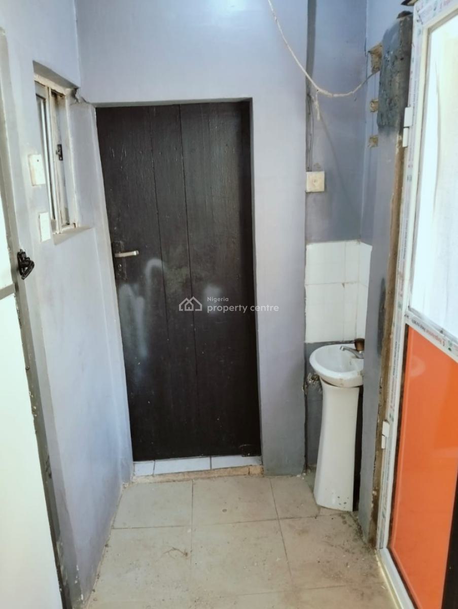a 1 Bedroom Flat, Nice Location at Utako, Utako, Abuja, Flat / Apartment for Rent