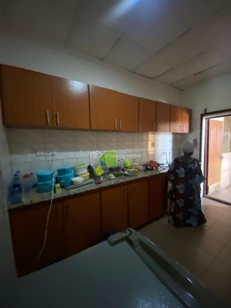 Spacious Three Bedroom Flat, Around Old Cbn, Garki, Abuja, Flat / Apartment for Rent