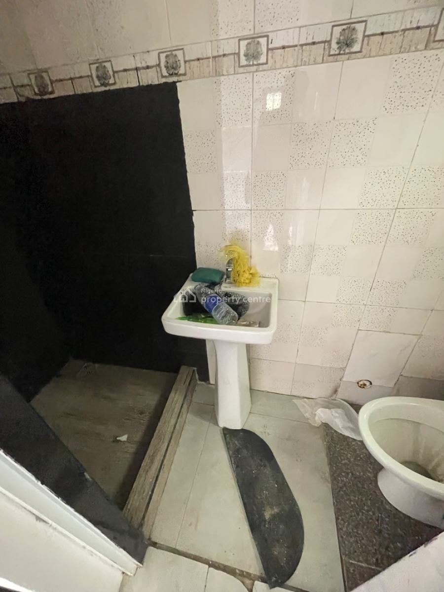 Beautiful 2 Bed Trekable to Estate Gate, Thomas Estate, Ajah, Lagos, House for Rent