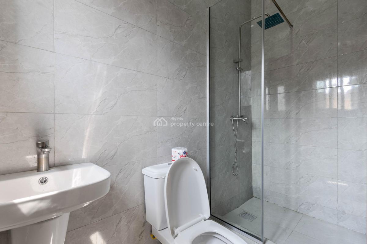 Super Distressed 2bedrooms Flat, Lekki Phase1, Lekki Phase 1, Lekki, Lagos, Flat / Apartment for Sale