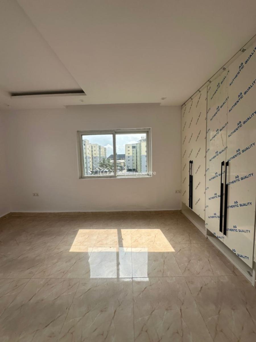 Standard and Well Renovated 3bedroom Flat with Bq, Prime Water Gardens, Lekki Phase 1, Lekki, Lagos, Flat / Apartment for Sale