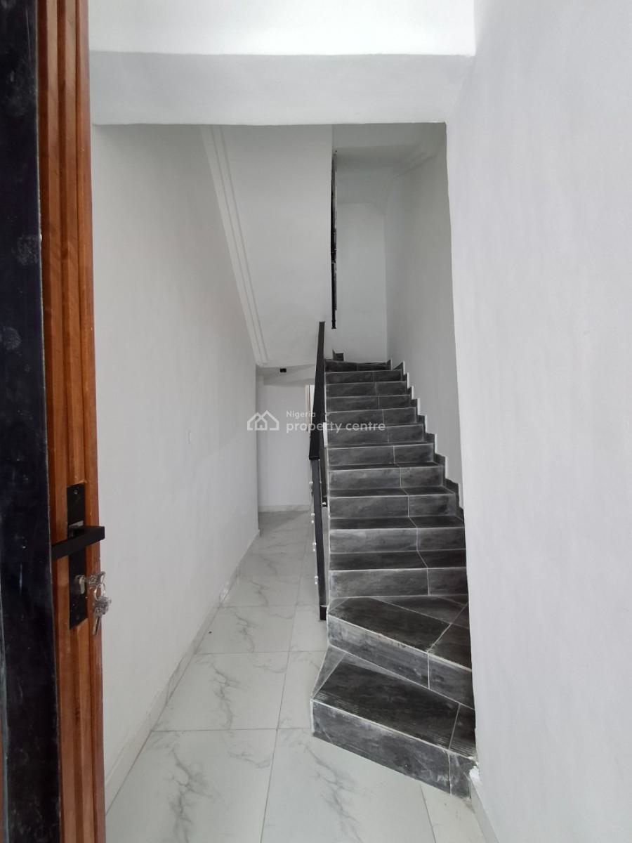 5bed, in a Well-secured Estate, Ologolo, Lekki, Lagos, Terraced Duplex for Sale
