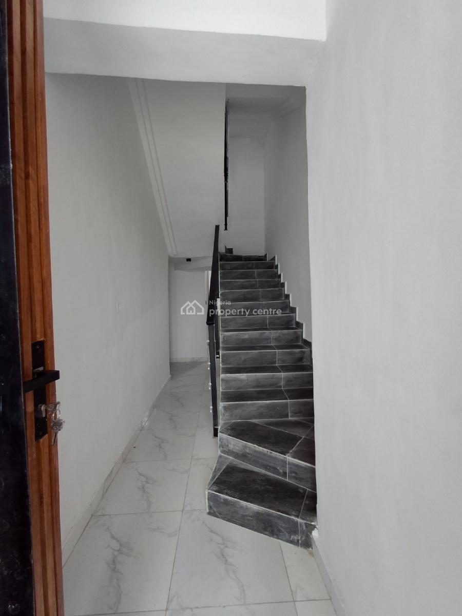 5bed, in a Well-secured Estate, Ologolo, Lekki, Lagos, Terraced Duplex for Sale