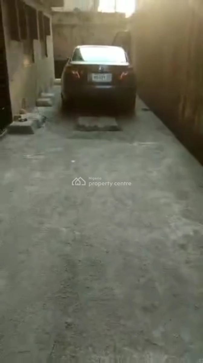 Specious & Neat 3-bedroom Flat (ground Floor), Obanikoro Estate, Obanikoro, Shomolu, Lagos, Flat / Apartment for Rent