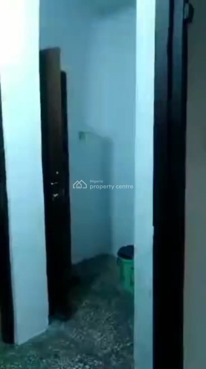 Specious & Neat 3-bedroom Flat (ground Floor), Obanikoro Estate, Obanikoro, Shomolu, Lagos, Flat / Apartment for Rent