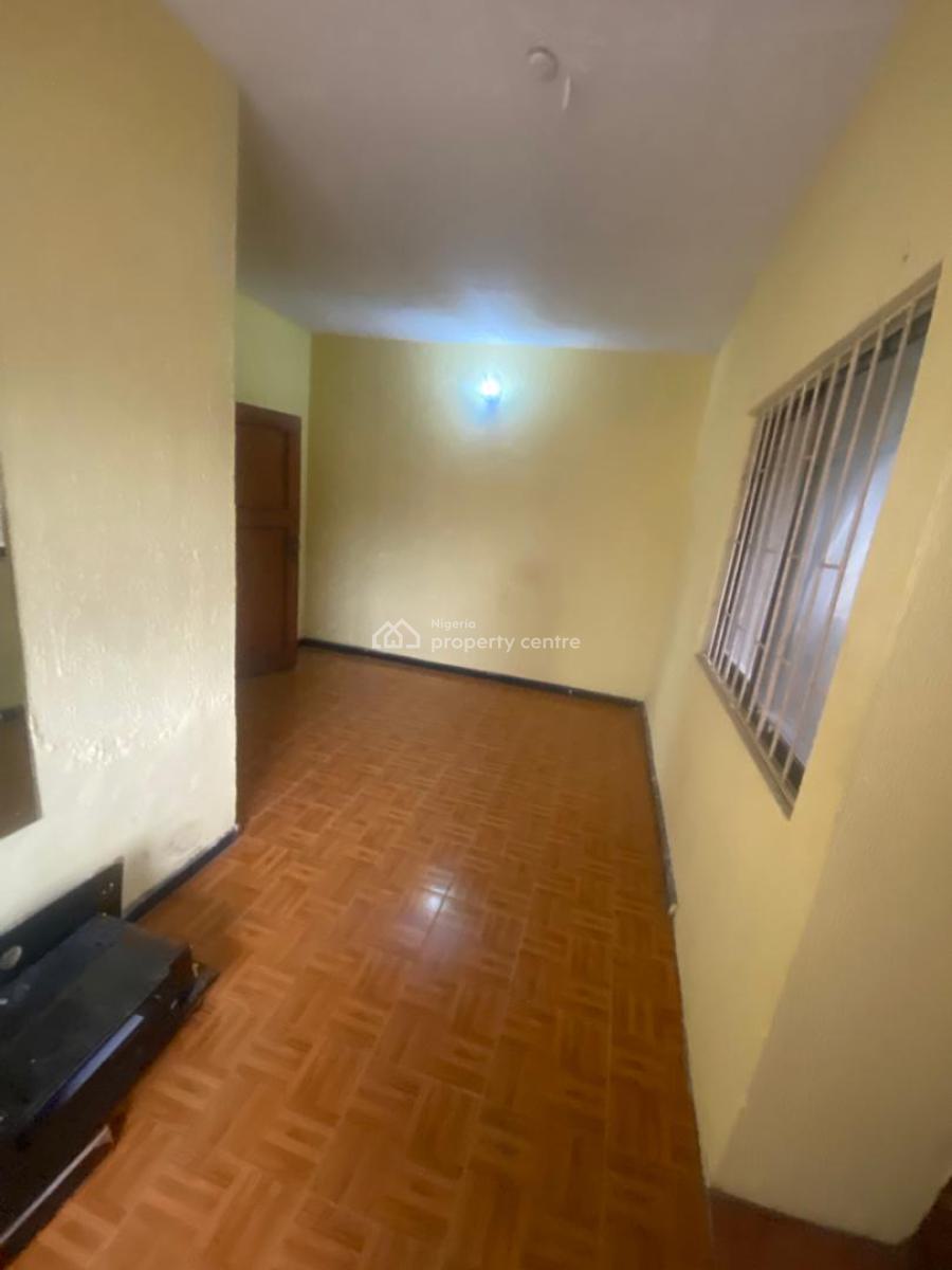 Old But Well Maintained 3 Bedroom Apartment Upstairs, Adekunle Kuye, Surulere, Lagos, Flat / Apartment for Rent