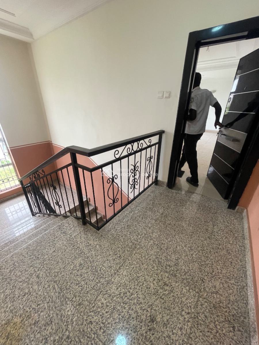 2 Bedroom Upstairs, Right Handside, Lekki Phase 1, Lekki, Lagos, Flat / Apartment for Rent
