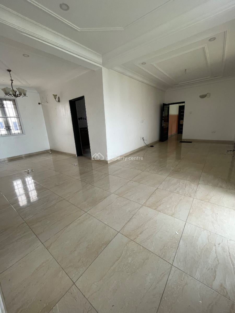 2 Bedroom Upstairs, Right Handside, Lekki Phase 1, Lekki, Lagos, Flat / Apartment for Rent