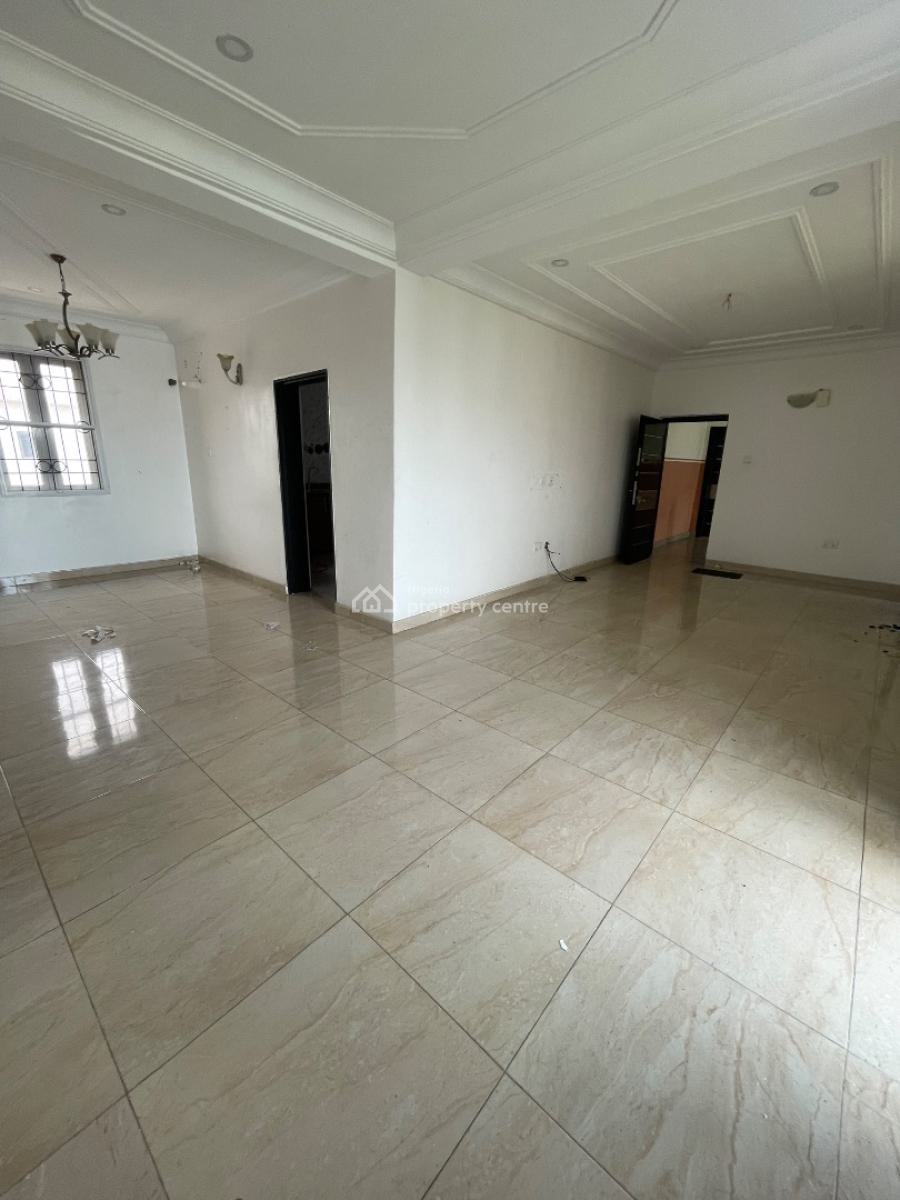 2 Bedroom Upstairs, Right Handside, Lekki Phase 1, Lekki, Lagos, Flat / Apartment for Rent