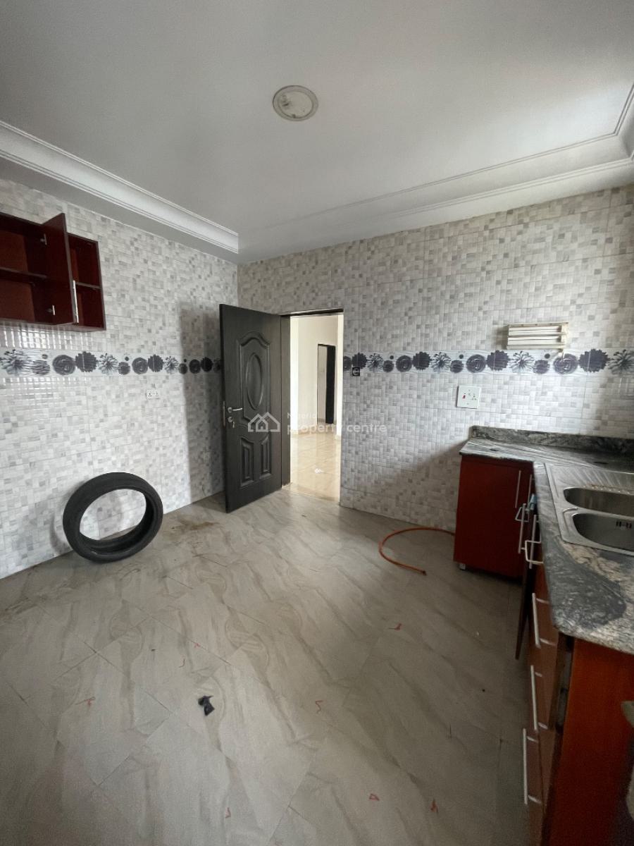 2 Bedroom Upstairs, Right Handside, Lekki Phase 1, Lekki, Lagos, Flat / Apartment for Rent