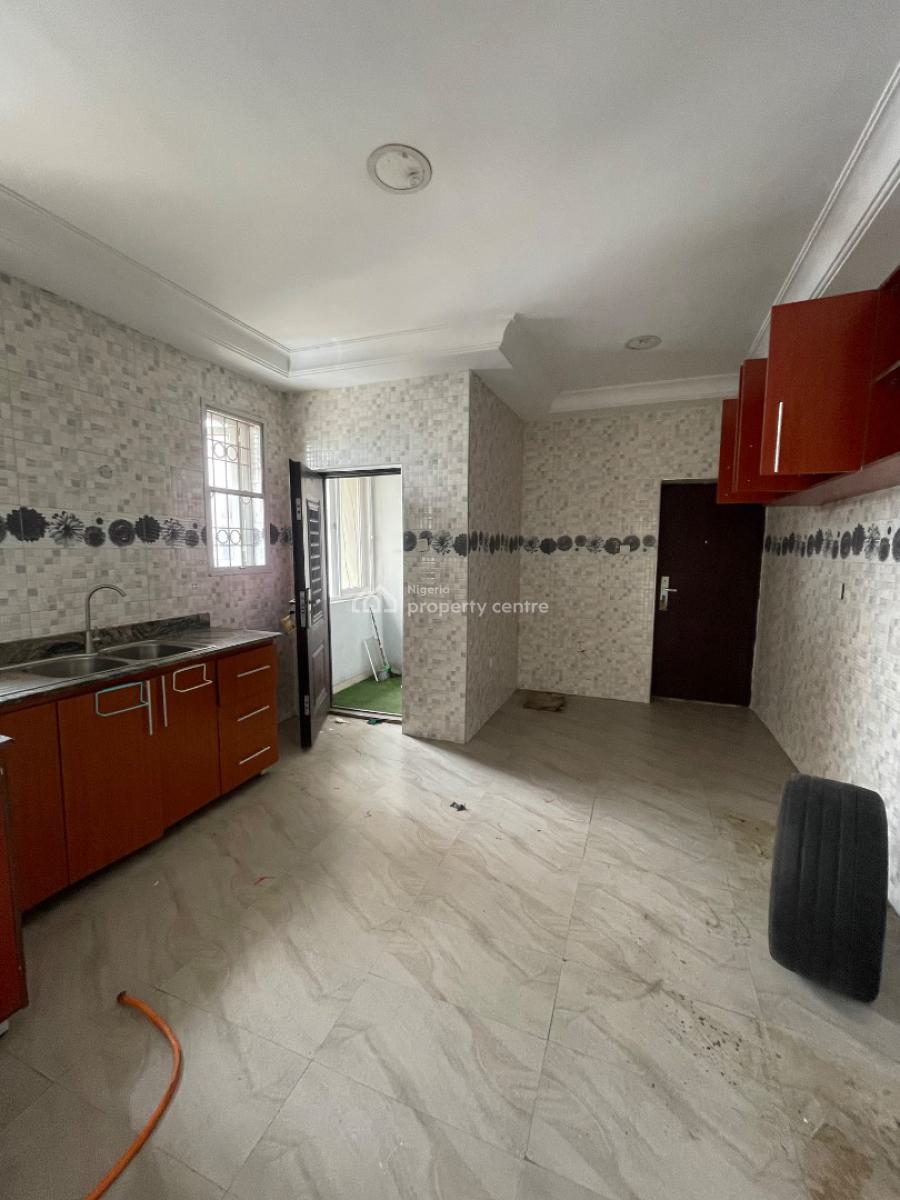 2 Bedroom Upstairs, Right Handside, Lekki Phase 1, Lekki, Lagos, Flat / Apartment for Rent