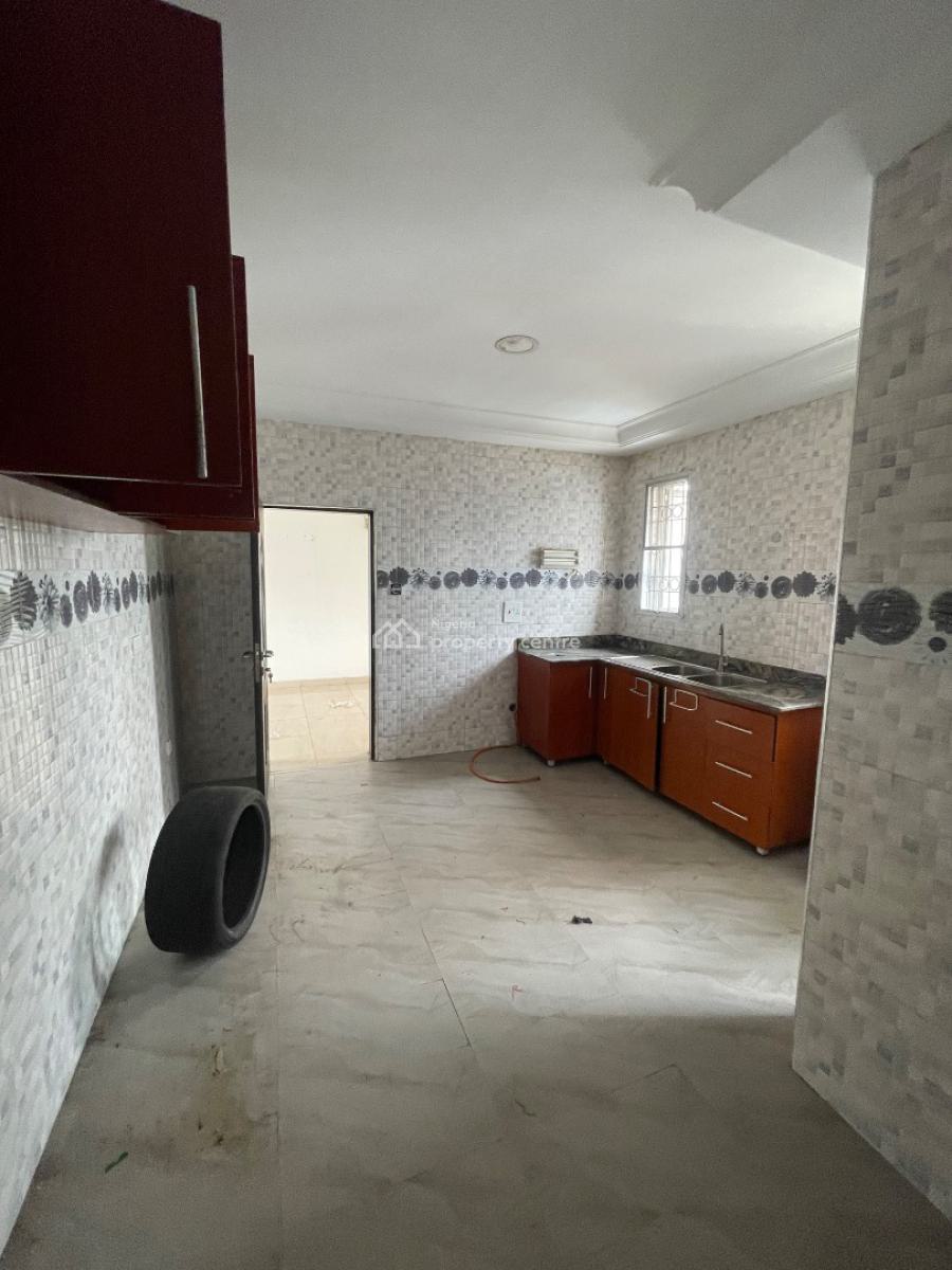 2 Bedroom Upstairs, Right Handside, Lekki Phase 1, Lekki, Lagos, Flat / Apartment for Rent