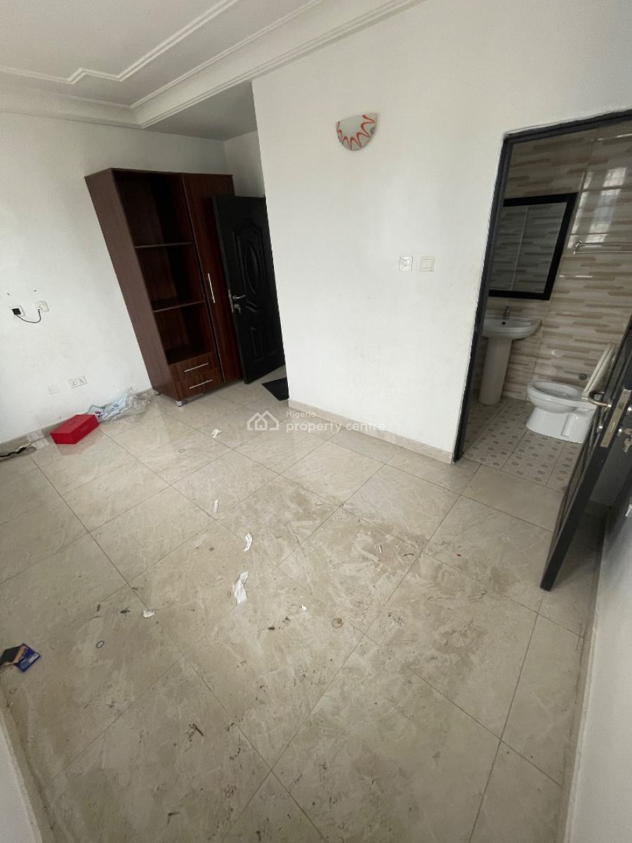 2 Bedroom Upstairs, Right Handside, Lekki Phase 1, Lekki, Lagos, Flat / Apartment for Rent