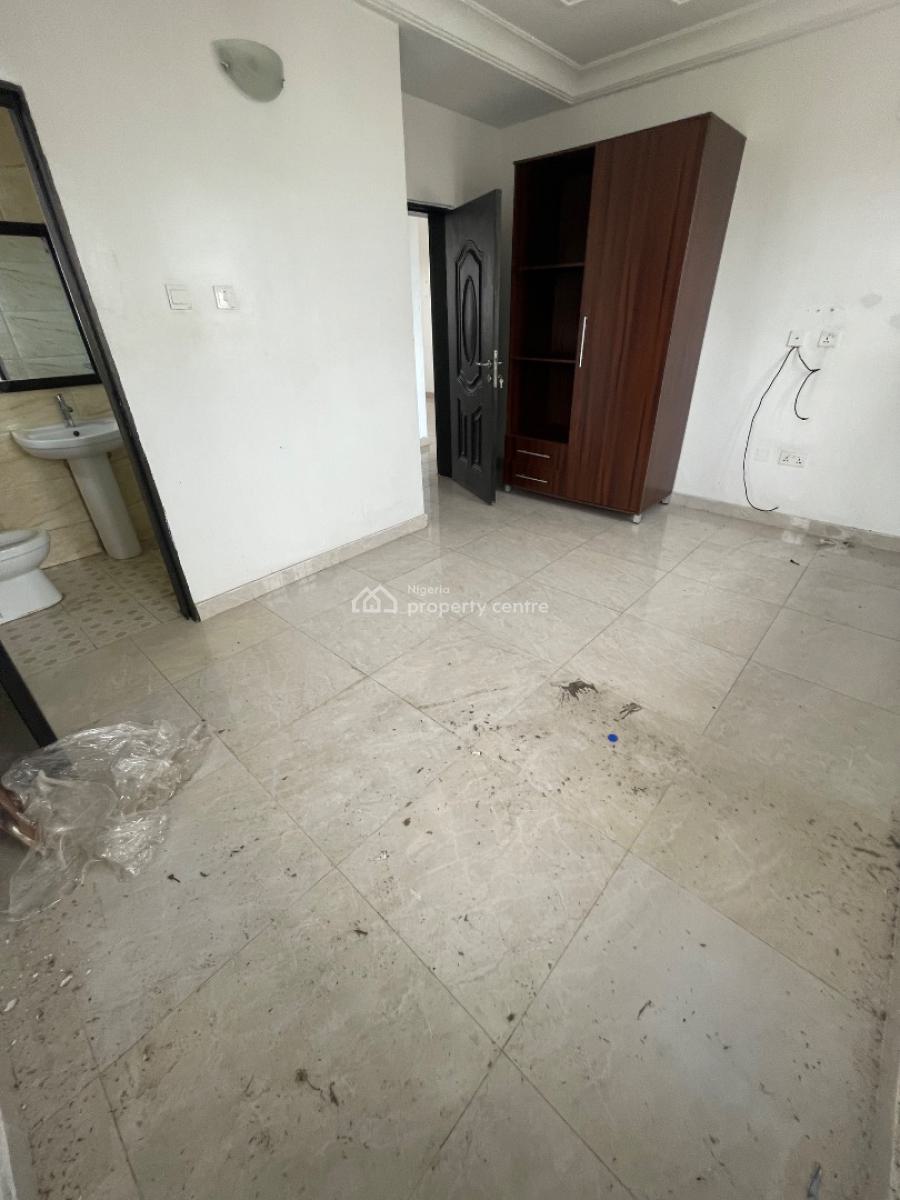 2 Bedroom Upstairs, Right Handside, Lekki Phase 1, Lekki, Lagos, Flat / Apartment for Rent