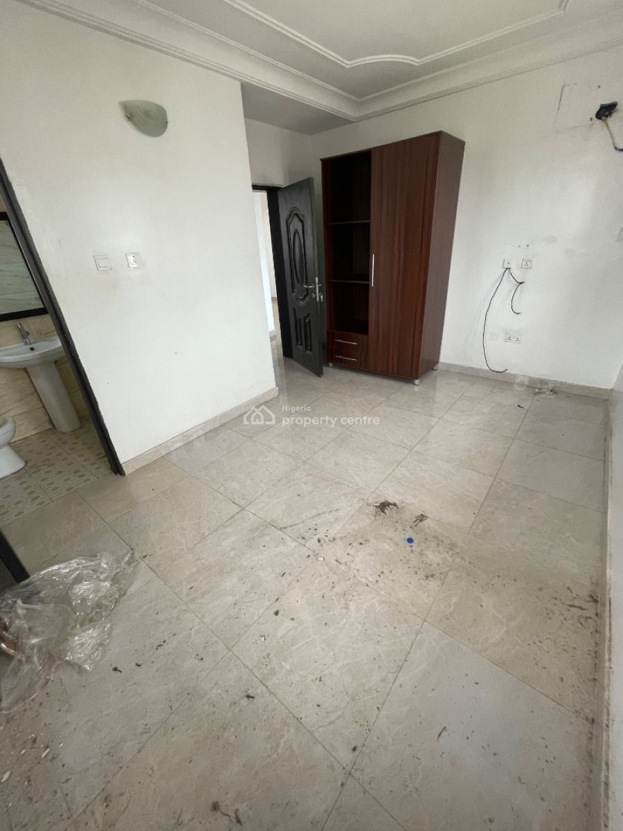 2 Bedroom Upstairs, Right Handside, Lekki Phase 1, Lekki, Lagos, Flat / Apartment for Rent