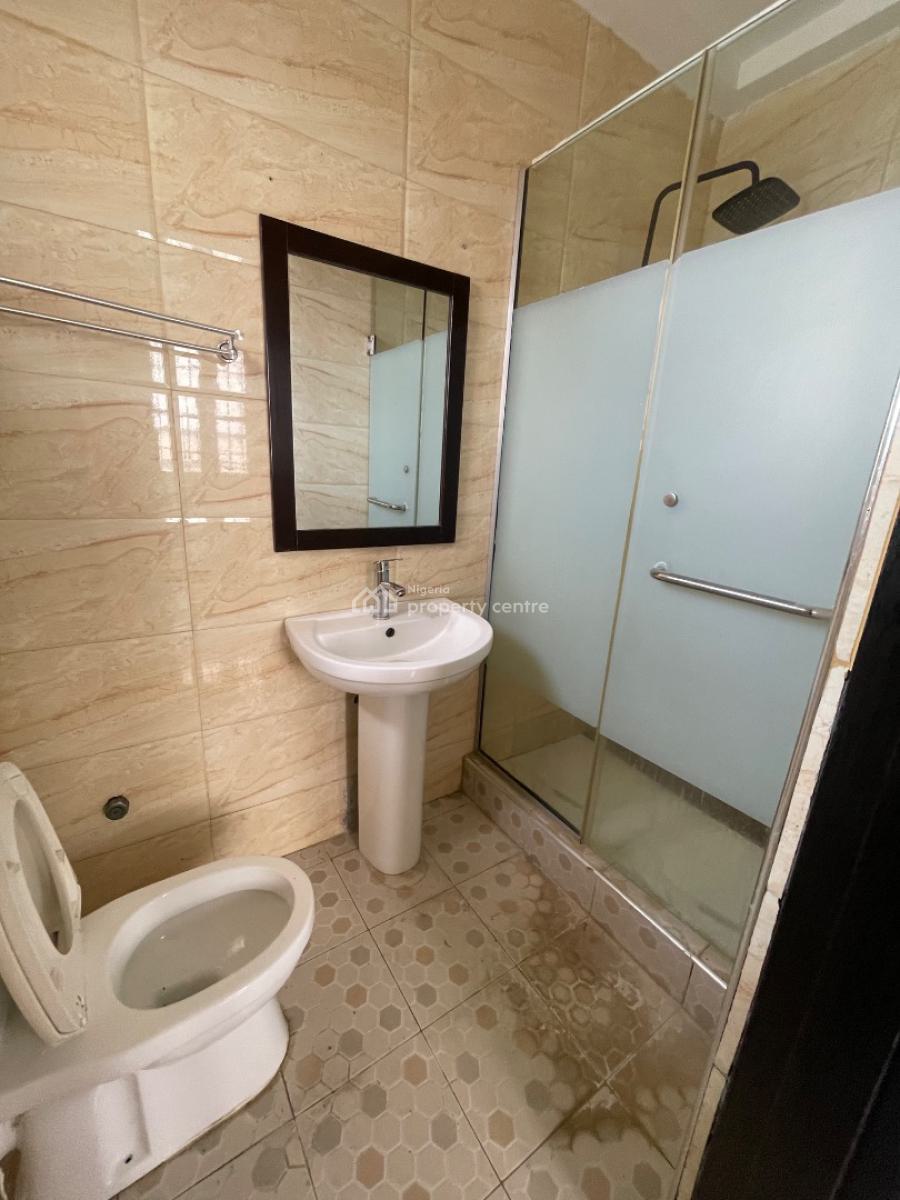 2 Bedroom Upstairs, Right Handside, Lekki Phase 1, Lekki, Lagos, Flat / Apartment for Rent
