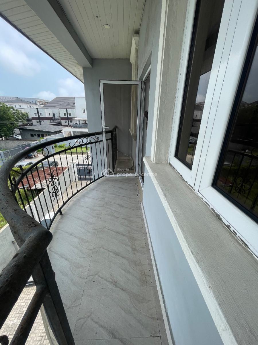 2 Bedroom Upstairs, Right Handside, Lekki Phase 1, Lekki, Lagos, Flat / Apartment for Rent