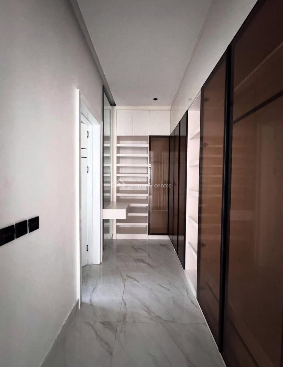 Luxuriously New 4 Bedroom Penthouse + 1 Bq, Lekki Phase 1, Lekki, Lagos, Flat / Apartment for Sale