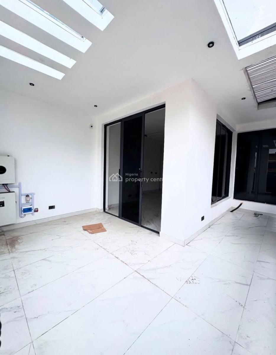 Luxuriously New 4 Bedroom Penthouse + 1 Bq, Lekki Phase 1, Lekki, Lagos, Flat / Apartment for Sale