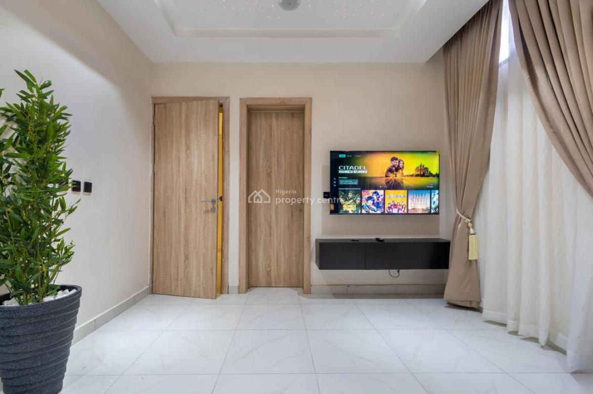 Luxurious 2-bedroom Penthouse  with Gym and Swimming Pool, Lekki Phase 1, Lekki, Lagos, Flat / Apartment Short Let