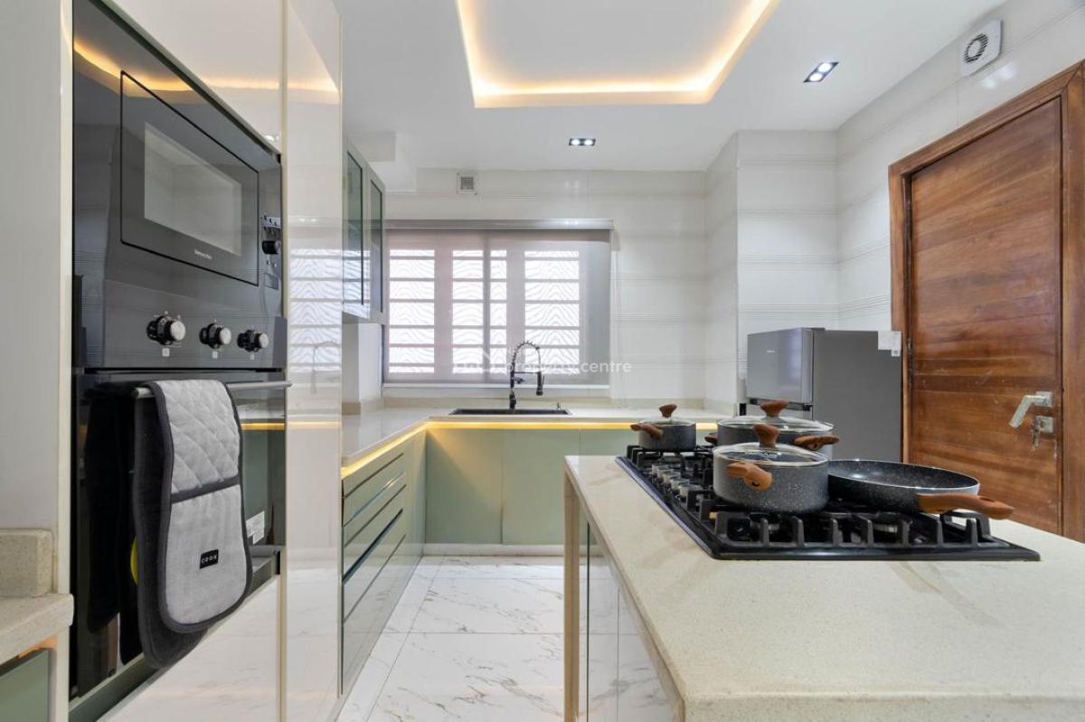 Luxurious 2-bedroom Penthouse  with Gym and Swimming Pool, Lekki Phase 1, Lekki, Lagos, Flat / Apartment Short Let