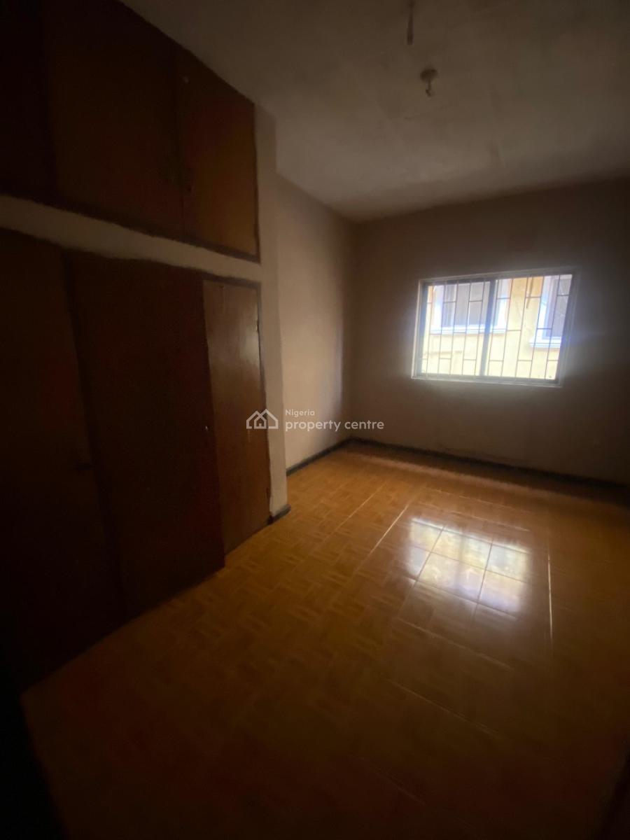 Old But Well Maintained 3bedroom Flat Off Agbonyin Via Adelabusurulere, Surulere, Lagos, Flat / Apartment for Rent