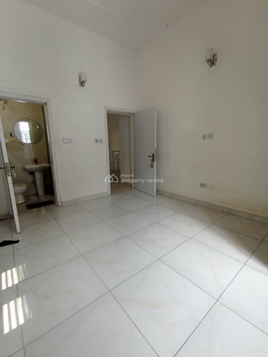 a Big Room Upstairs in a Secured Estate, Chevron, Lekki, Lagos, Flat / Apartment for Rent
