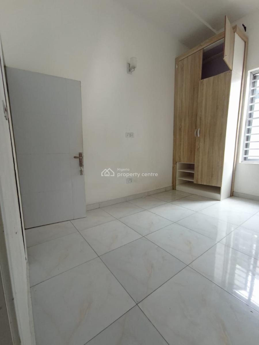 a Big Room Upstairs in a Secured Estate, Chevron, Lekki, Lagos, Flat / Apartment for Rent