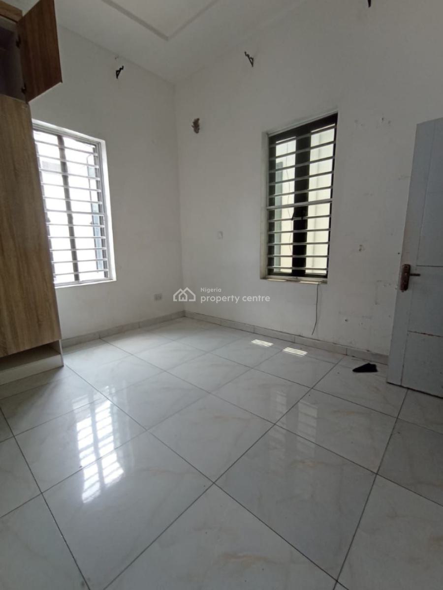 a Big Room Upstairs in a Secured Estate, Chevron, Lekki, Lagos, Flat / Apartment for Rent