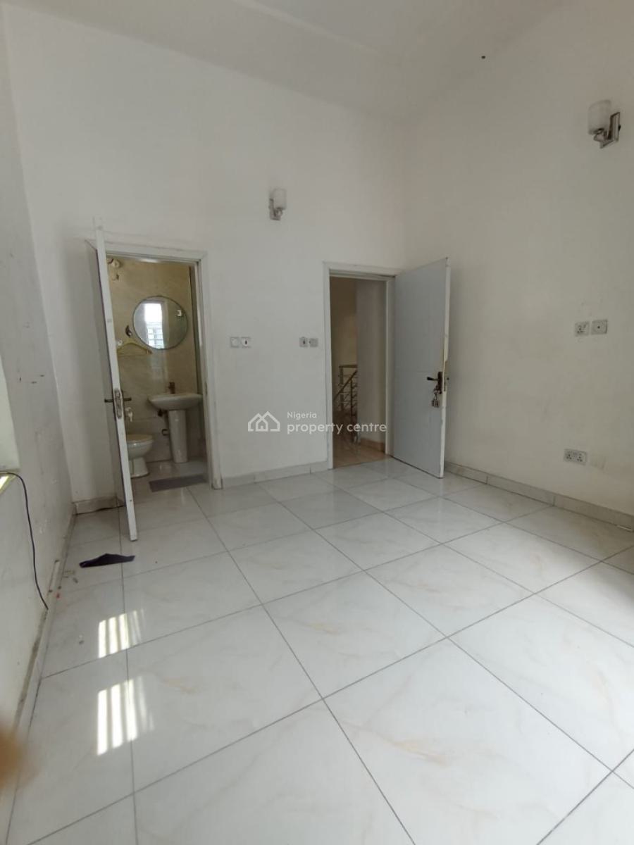 a Big Room Upstairs in a Secured Estate, Chevron, Lekki, Lagos, Flat / Apartment for Rent