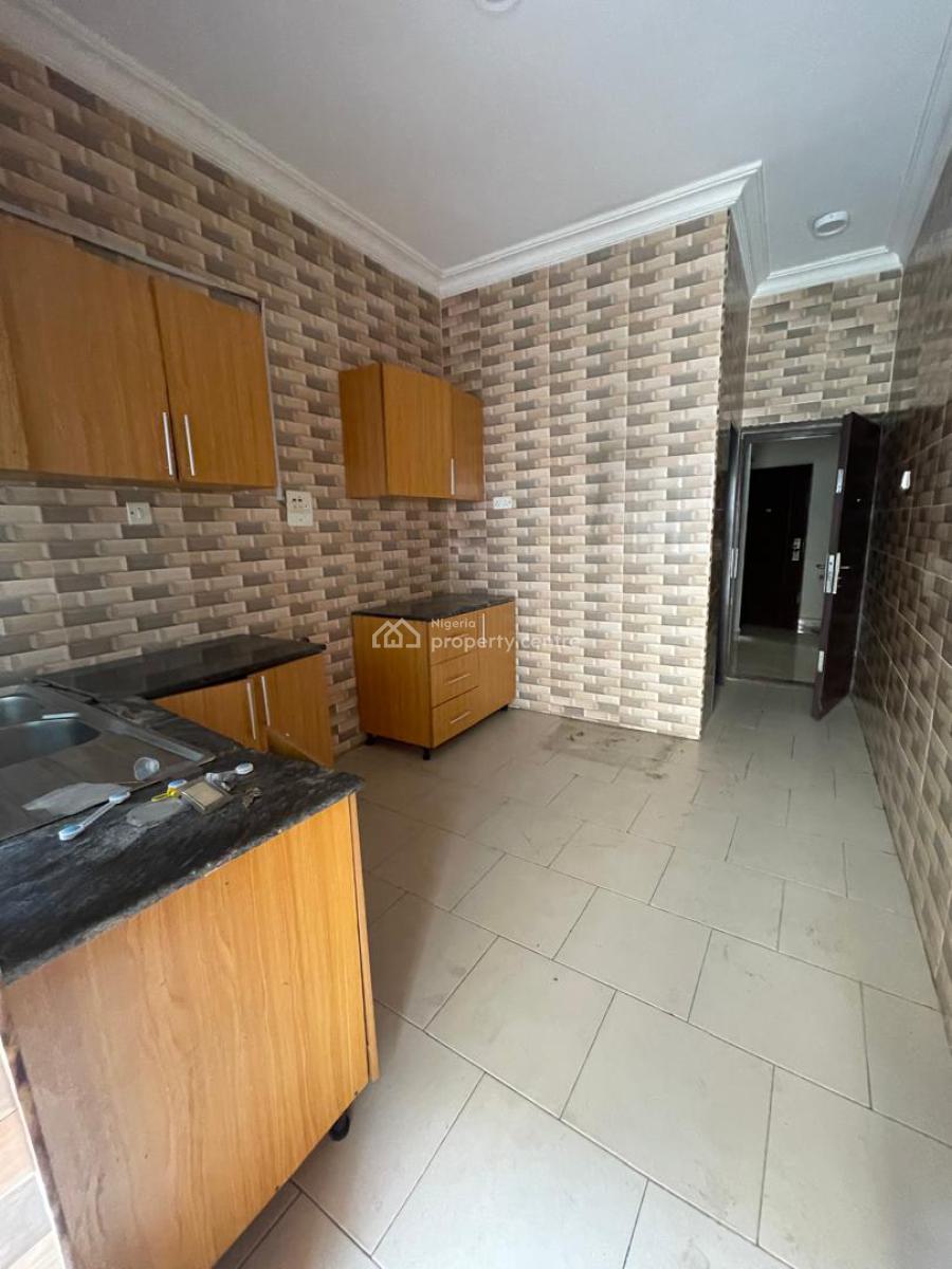 3 Bedroom Flat Upstairs, U3 Estate, Lekki Phase 1, Lekki, Lagos, Flat / Apartment for Rent