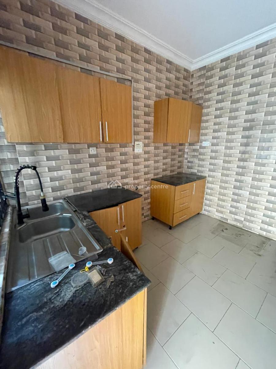 3 Bedroom Flat Upstairs, U3 Estate, Lekki Phase 1, Lekki, Lagos, Flat / Apartment for Rent