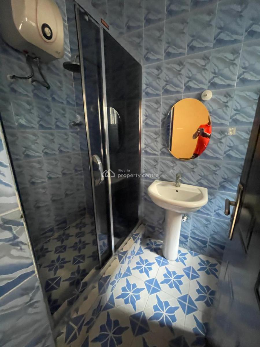3 Bedroom Flat Upstairs, U3 Estate, Lekki Phase 1, Lekki, Lagos, Flat / Apartment for Rent