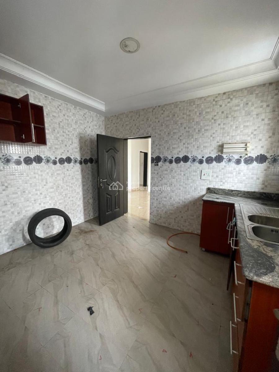 2 Bedroom Flat Upstairs, Lekki Phase 1, Lekki, Lagos, Flat / Apartment for Rent
