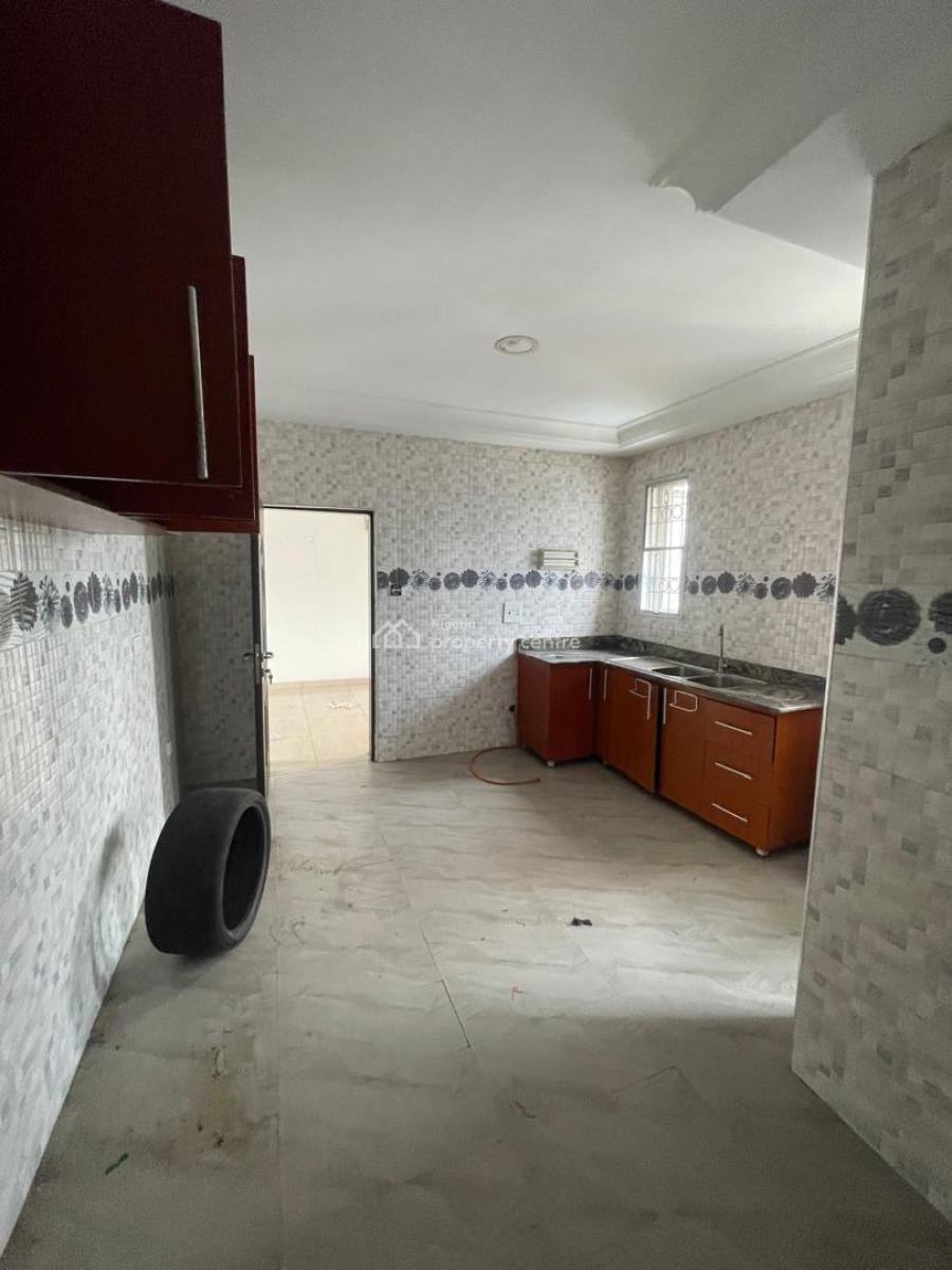 2 Bedroom Flat Upstairs, Lekki Phase 1, Lekki, Lagos, Flat / Apartment for Rent