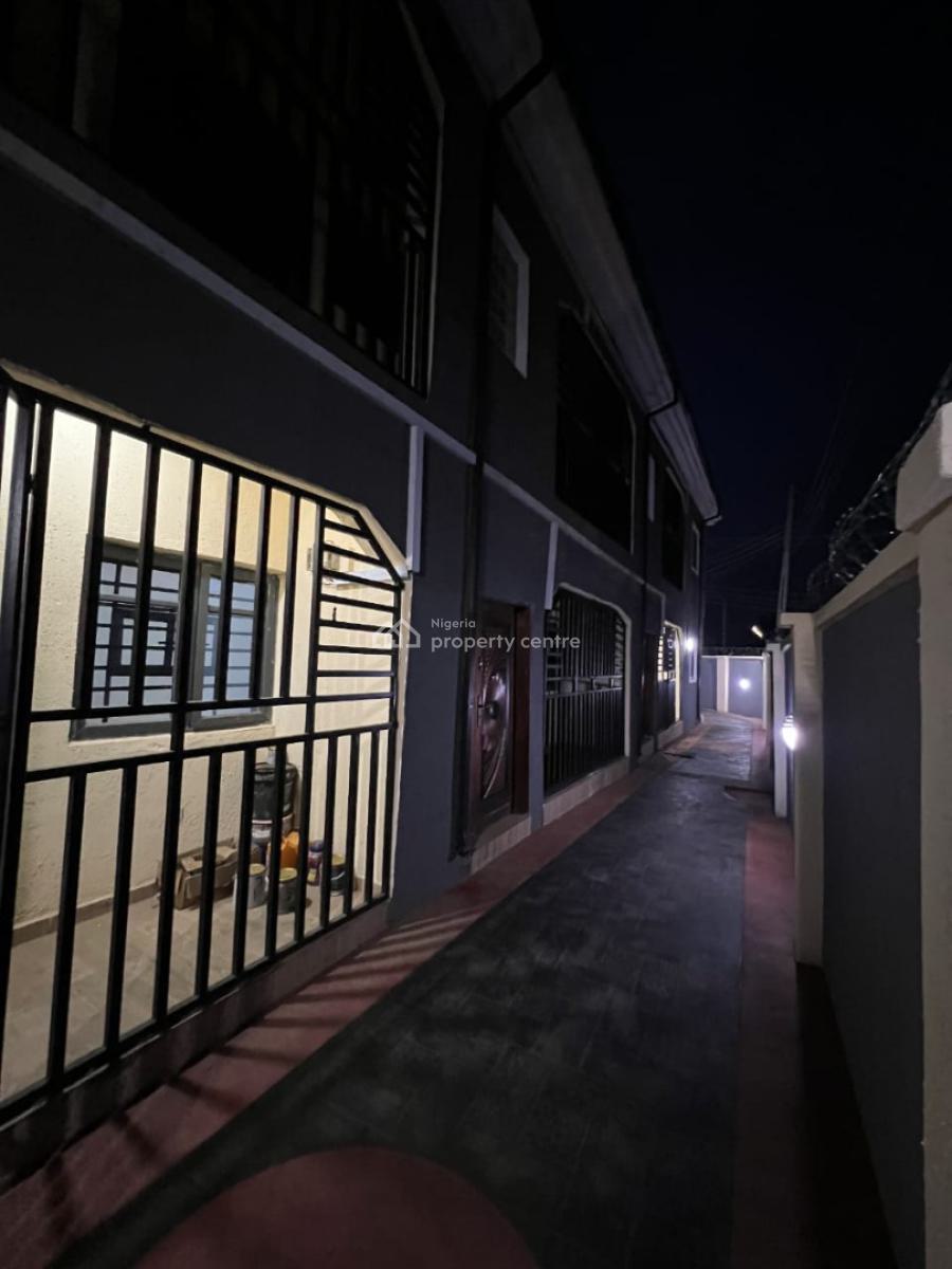 Luxury 2-bedrooms Apartments, El Shaddai After Barracks Road, Ojoo, Ibadan, Oyo, Flat / Apartment for Rent